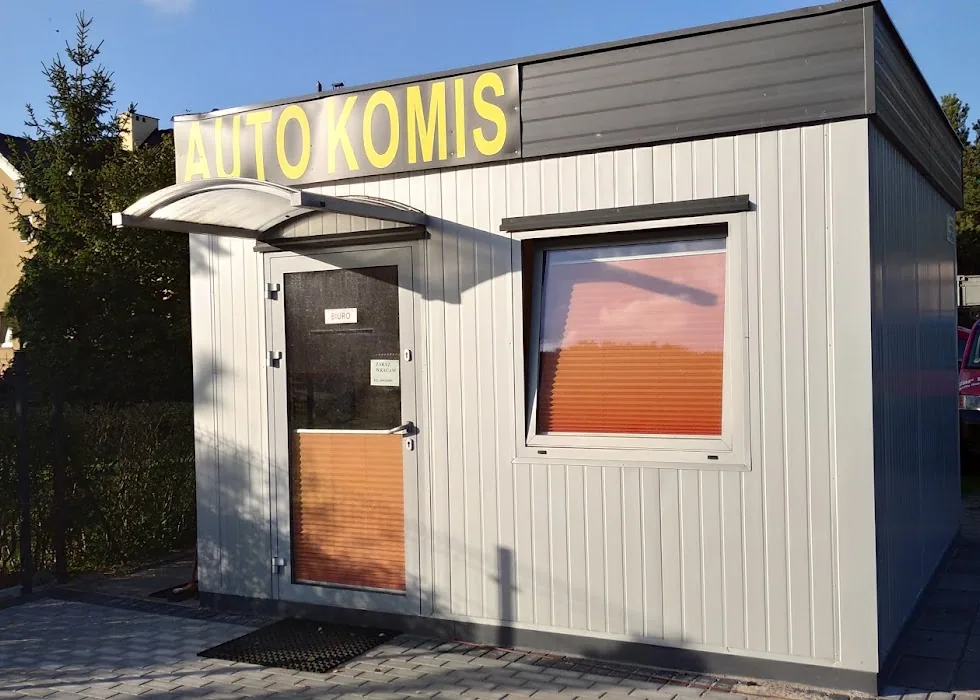 Biuro komisu z napisem Auto Komis