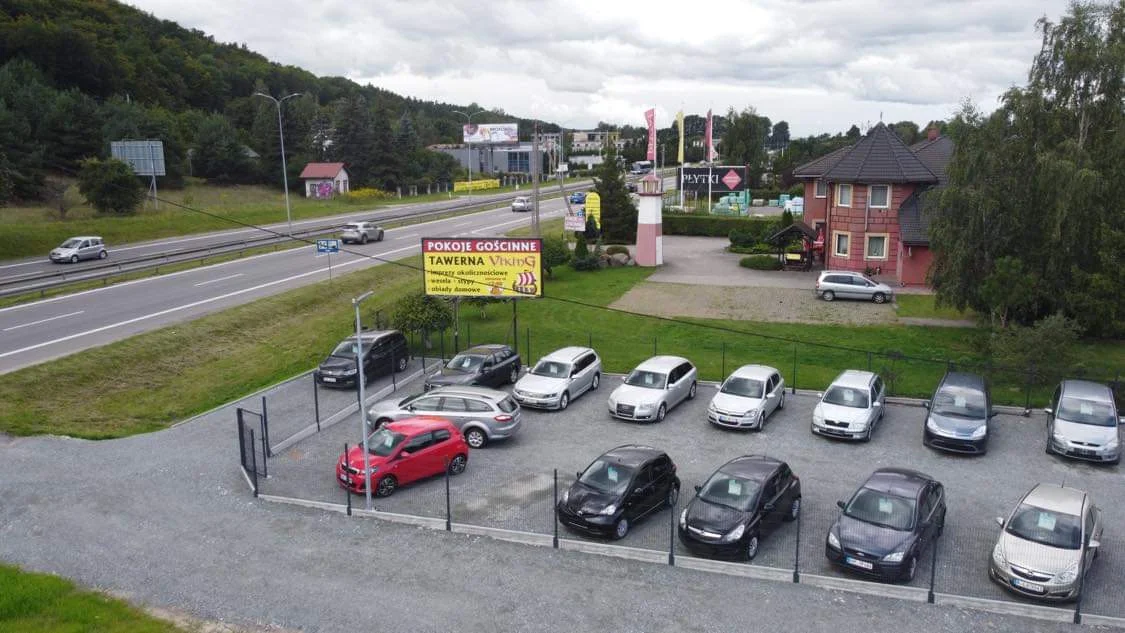 Plac komisu przy drodze 468, widok z drona