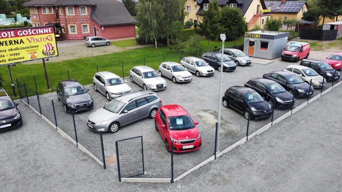 Plac komisu Auto Mobile Reda z samochodami, widok z góry