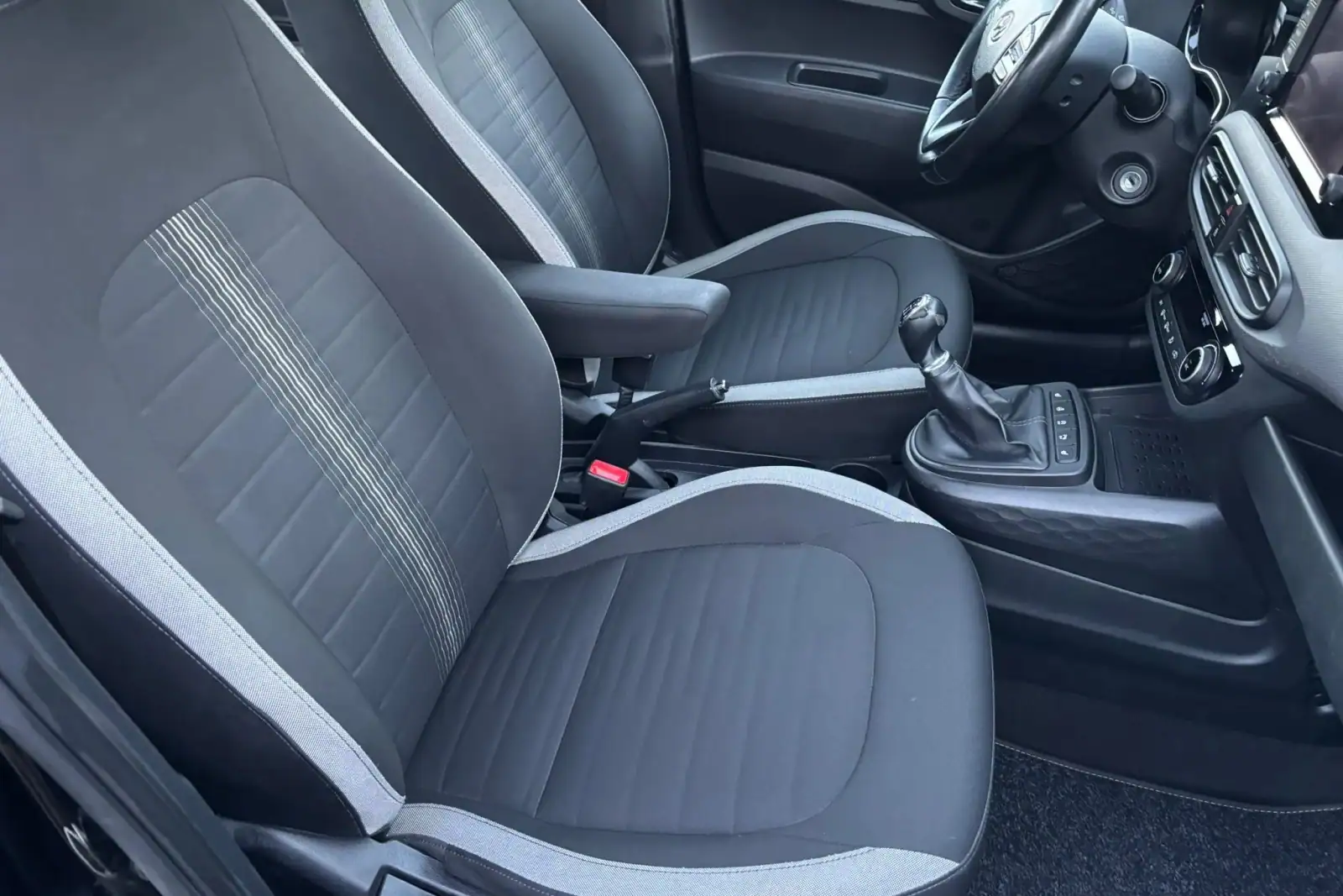 Hyundai i10, photo 19 of 24
