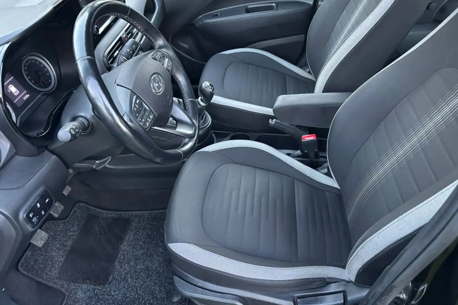 Hyundai i10, photo 21 of 24